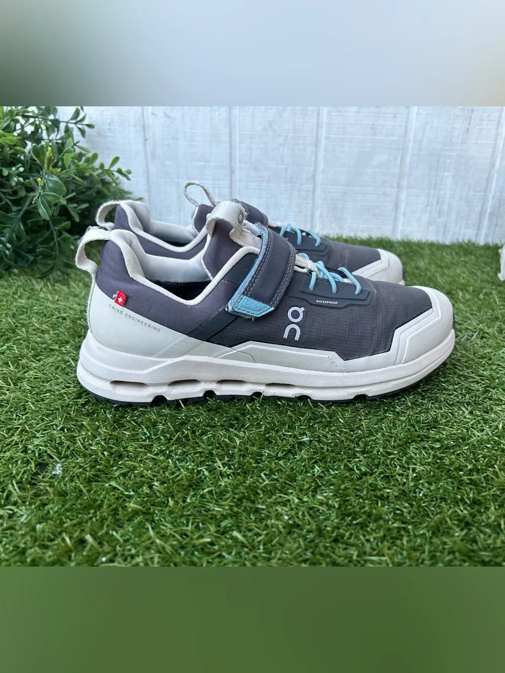 On Running Cloudhero Kids Waterproof Eclipse | Pearl size 2.5 preowned